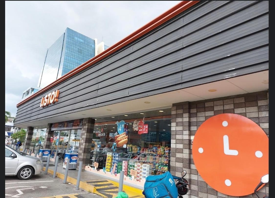 Mega Suite Junto Al San Marino Shopping Гуаякуил Екстериор снимка